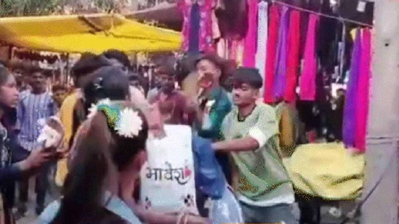 झाबुआ के भगोरिया मेले में शोहदों की गुंडई, लड़कियों की लात घूंसों से पिटाई की, छेड़खानी का विरोध करने पर घटना झाबुआ के भगोरिया मेले में शोहदों की गुंडई, लड़कियों की लात घूंसों से पिटाई की, छेड़खानी का विरोध करने पर घटना