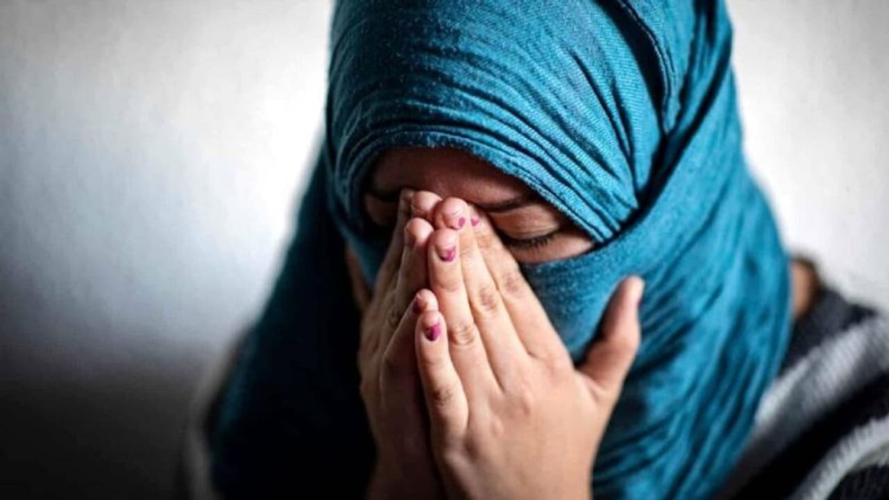 दिल दहला देगी हैवानियत: आरोपी ने पहले अपना हाथ काटकर खून से भरी लड़की की मांग, फिर 6 घंटे तक करता रहा रेप