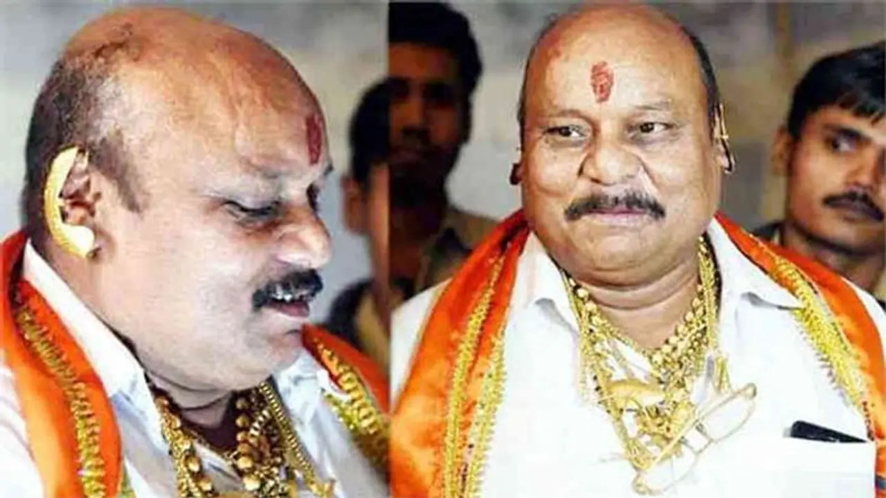 कामदगिरी की परिक्रमा करते दिखे कानपुर के गोल्डन बाबा, चित्रकूट के लिए रवाना हुए परिजन कामदगिरी की परिक्रमा करते दिखे कानपुर के गोल्डन बाबा, चित्रकूट के लिए रवाना हुए परिजन