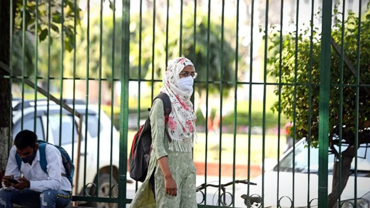 HIJAB ROW: బహ్రెయిన్లో హిజాబ్ వివాదం.. భారతీయ రెస్టారెంట్ మూసివేత… HIJAB ROW: బహ్రెయిన్లో హిజాబ్ వివాదం.. భారతీయ రెస్టారెంట్ మూసివేత…