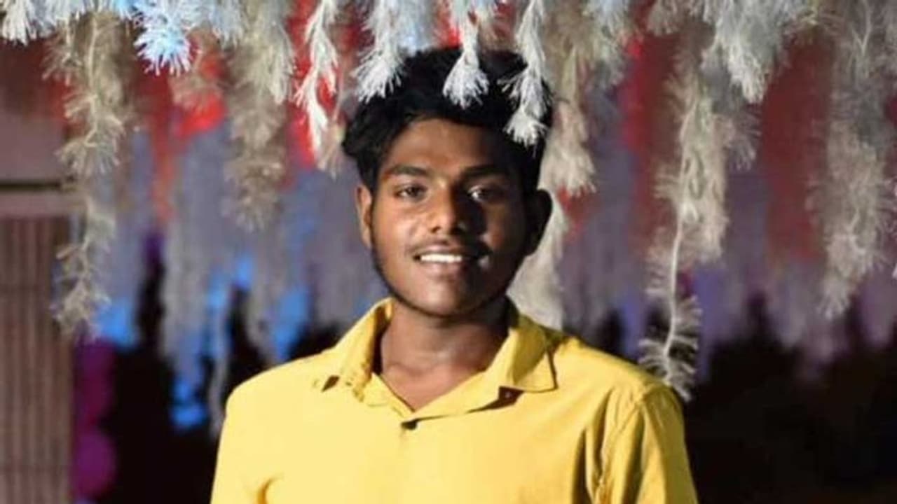 ஹாலிவுட் படத்தை மிஞ்சிய விபத்து.. சென்டர் மீடியனில் மோதிய பைக்.. தூக்கி வீசப்பட்ட மாணவர்.. எதிர்திசையில் பலி