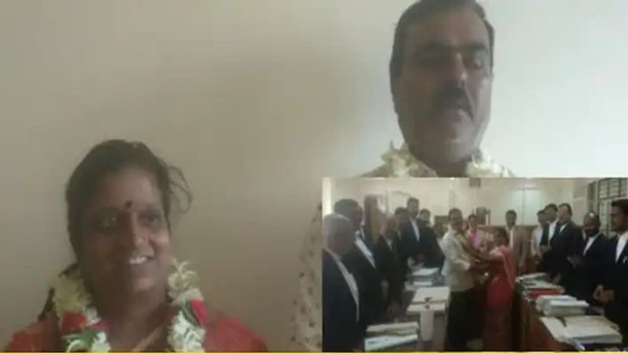 छोटी सी गलतफहमी के चलते तीन साल से अलग रहे थे दंपति, 15 साल के बेटे की तरकीब से फिर एक हुआ परिवार छोटी सी गलतफहमी के चलते तीन साल से अलग रहे थे दंपति, 15 साल के बेटे की तरकीब से फिर एक हुआ परिवार