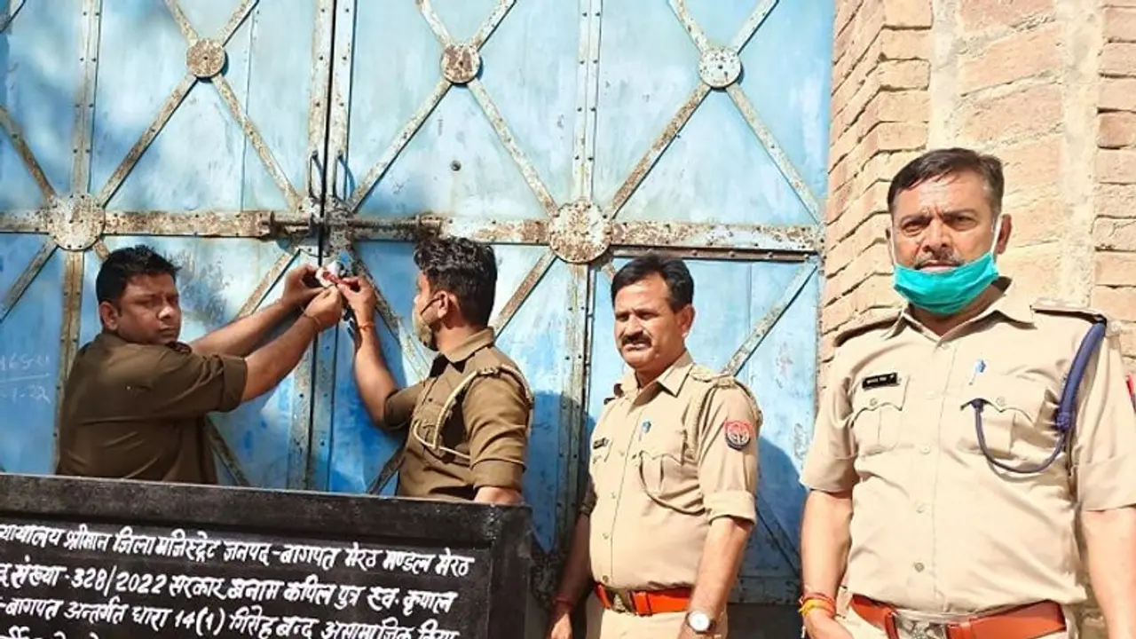 कुख्यात कपिल बसी का लाखों का मकान सील, बागपत पुलिस ने की कार्रवाई कुख्यात कपिल बसी का लाखों का मकान सील, बागपत पुलिस ने की कार्रवाई