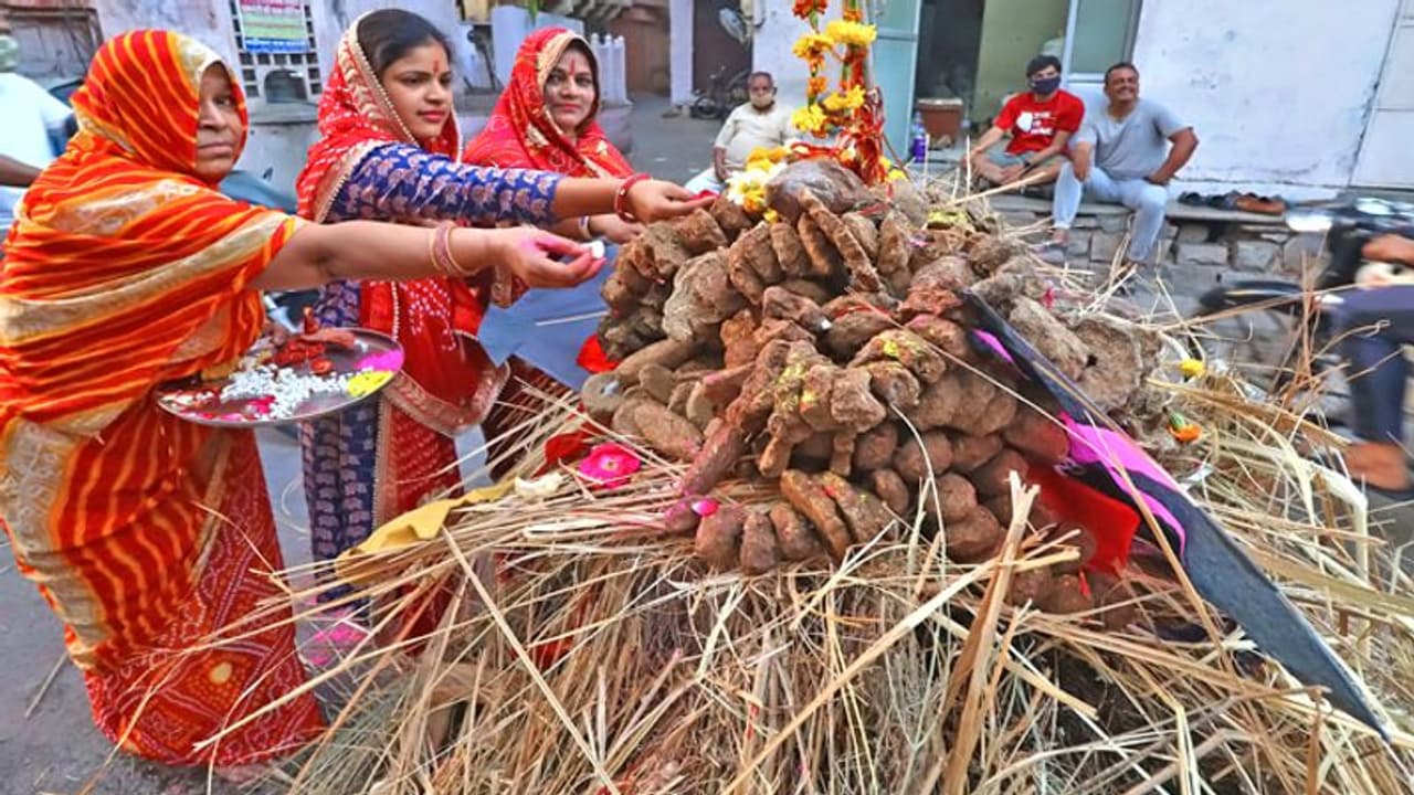 Holi 2022: दहन से पहले की जाती है होलिका की पूजा, चढ़ाई जाती हैं ये चीजें, जानिए क्यो हैं ये खास?
