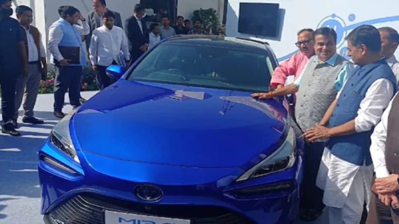 Hydrogen Fuel Electric Vehicle: ఒకసారి ఛార్జింగ్తో 650 కి.మీ ప్రయాణం.. ఆవిష్కరించిన కేంద్ర మంత్రి..! Hydrogen Fuel Electric Vehicle: ఒకసారి ఛార్జింగ్తో 650 కి.మీ ప్రయాణం.. ఆవిష్కరించిన కేంద్ర మంత్రి..!