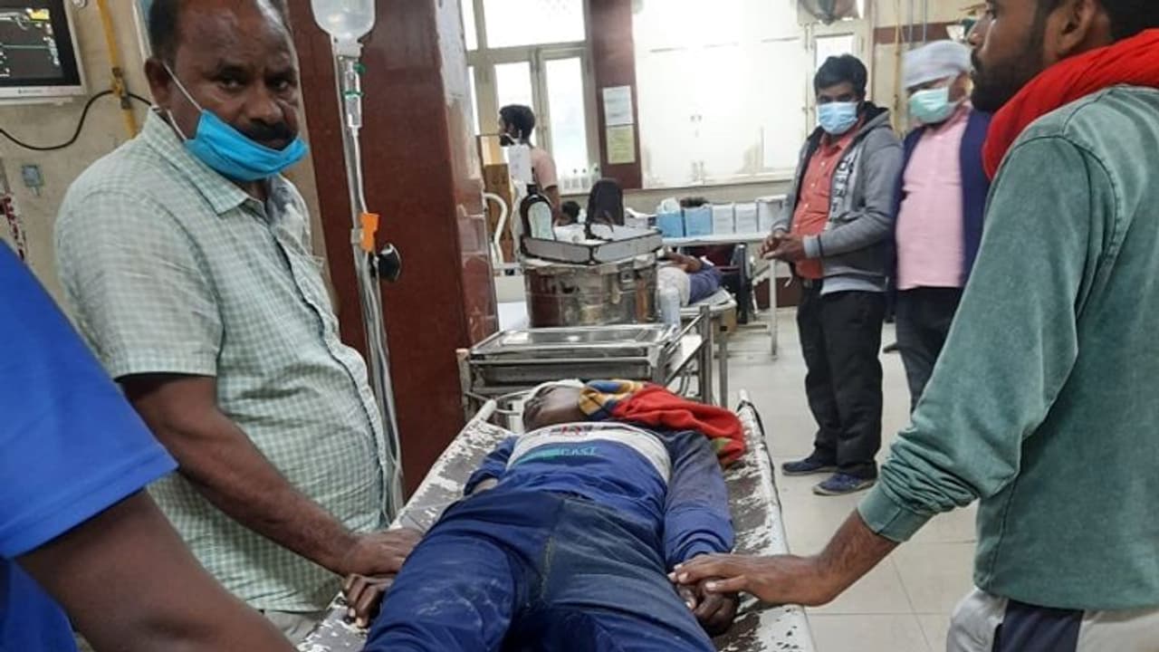 अयोध्या में धार्मिक कार्यक्रम के दौरान बम से हमला, नशे में धुत अराजक तत्वों ने किया हंगामा अयोध्या में धार्मिक कार्यक्रम के दौरान बम से हमला, नशे में धुत अराजक तत्वों ने किया हंगामा