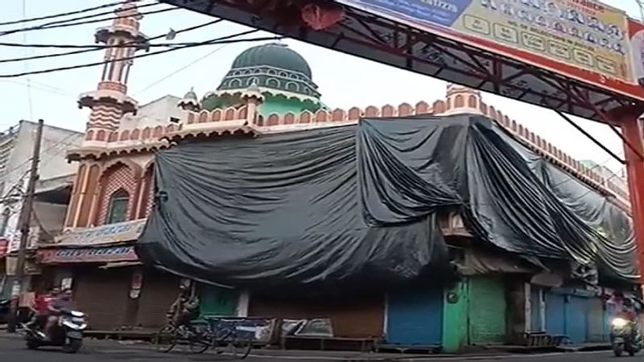 ಹೋಳಿ ಬಣ್ಣ ತಾಗದಂತೆ ಅಲಿಘಡ ಮಸೀದಿಗೆ ಪ್ಲಾಸ್ಟಿಕ್ ಕವರ್!