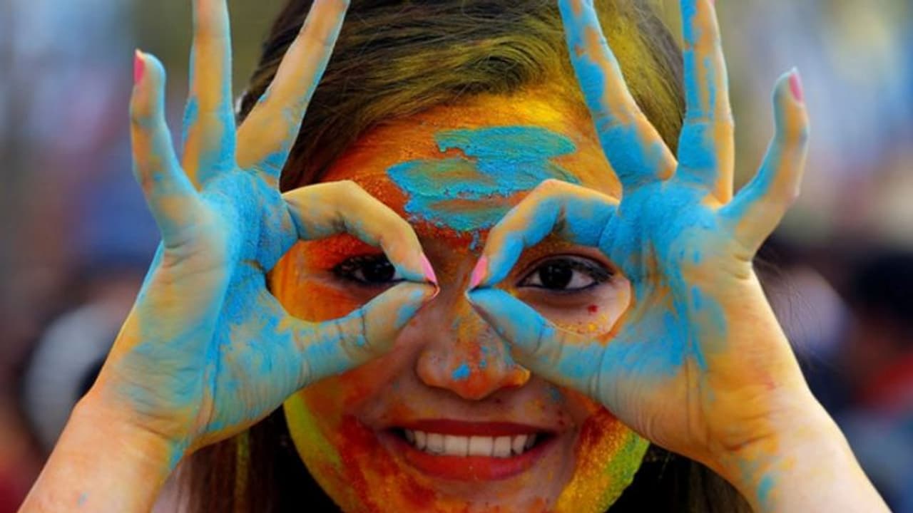 রাত পোহালেই হোলি, রং খেলার আগে কীভাবে নেবেন ত্বকের বাড়তি যত্ন রাত পোহালেই হোলি, রং খেলার আগে কীভাবে নেবেন ত্বকের বাড়তি যত্ন