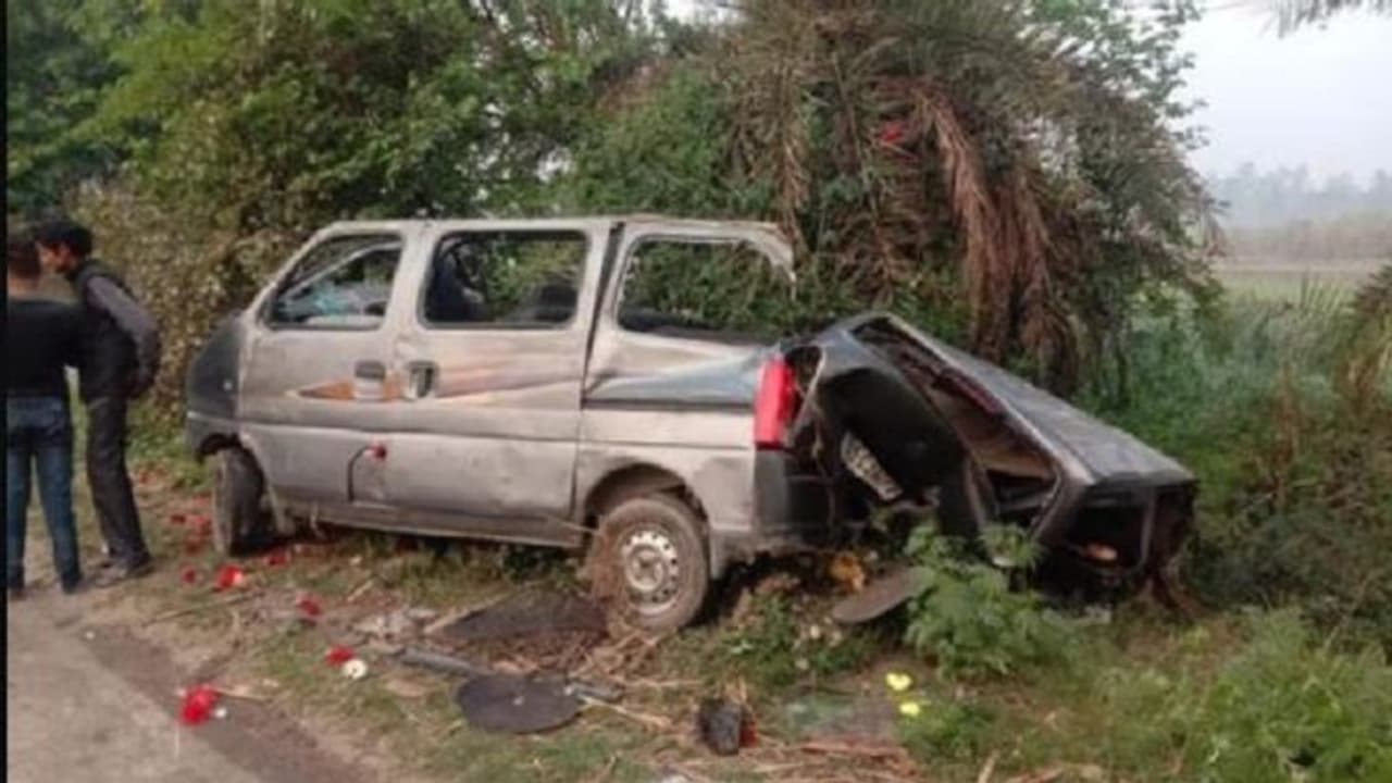 अमरोहा में निजी बस की टक्कर के बाद 3 लोगों की मौत, 5 अन्य हुए घायल अमरोहा में निजी बस की टक्कर के बाद 3 लोगों की मौत, 5 अन्य हुए घायल