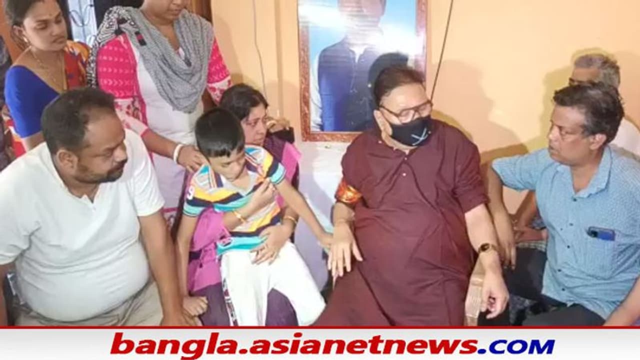 পানিহাটির মৃত কাউন্সিলর অনুপম দত্তের বাড়িতে মদন মিত্র, নতুন কী বার্তা দিলেন শোকাহত পরিবারকে পানিহাটির মৃত কাউন্সিলর অনুপম দত্তের বাড়িতে মদন মিত্র, নতুন কী বার্তা দিলেন শোকাহত পরিবারকে