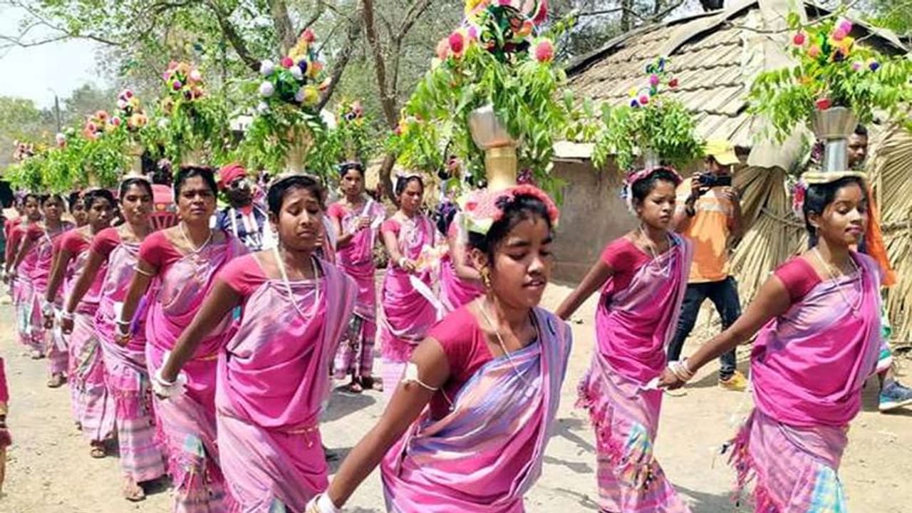 होली की अजीब परंपरा : कुंवारी लड़की पर रंग डाला तो करनी पड़ती है शादी, नहीं माने तो मिलती सजा ! होली की अजीब परंपरा : कुंवारी लड़की पर रंग डाला तो करनी पड़ती है शादी, नहीं माने तो मिलती सजा !