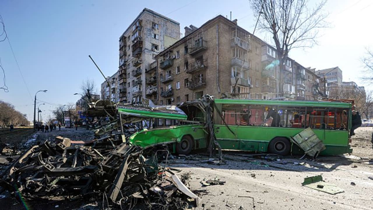 Russia Ukraine war: ಮಕ್ಕಳು, ಗರ್ಭಿಣಿಯರ ಕಟ್ಟಡದ ಮೇಲೆ ವಾಯುದಾಳಿ.. ನಿಲ್ಲದ ರಷ್ಯಾ ಹಾವಳಿ Russia Ukraine war: ಮಕ್ಕಳು, ಗರ್ಭಿಣಿಯರ ಕಟ್ಟಡದ ಮೇಲೆ ವಾಯುದಾಳಿ.. ನಿಲ್ಲದ ರಷ್ಯಾ ಹಾವಳಿ