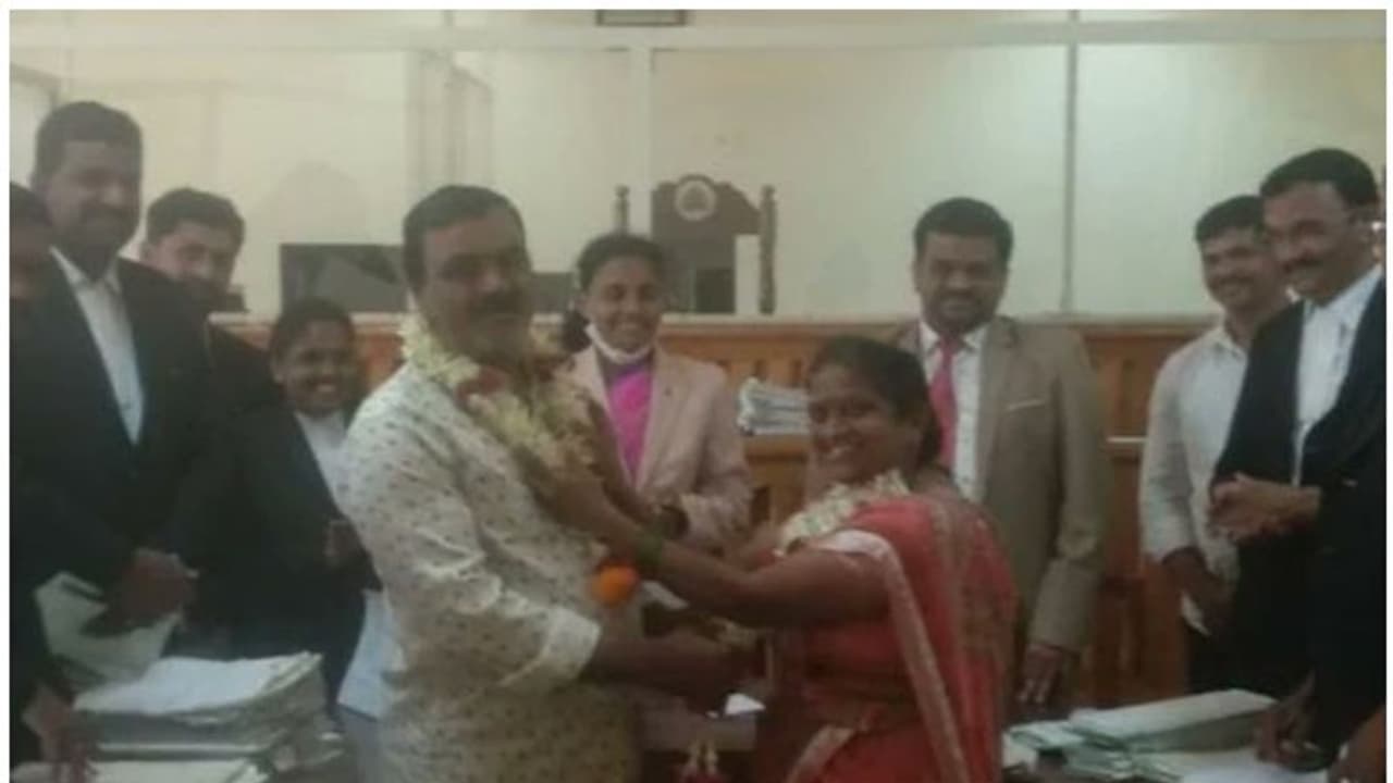 ലോക് അദാലത്തിന്റ ഇടപെടൽ; വേർപിരിഞ്ഞ് താമസിച്ച ദമ്പതികൾ മാലയണിഞ്ഞ് വീണ്ടും ഒരുമിച്ചു ലോക് അദാലത്തിന്റ ഇടപെടൽ; വേർപിരിഞ്ഞ് താമസിച്ച ദമ്പതികൾ മാലയണിഞ്ഞ് വീണ്ടും ഒരുമിച്ചു