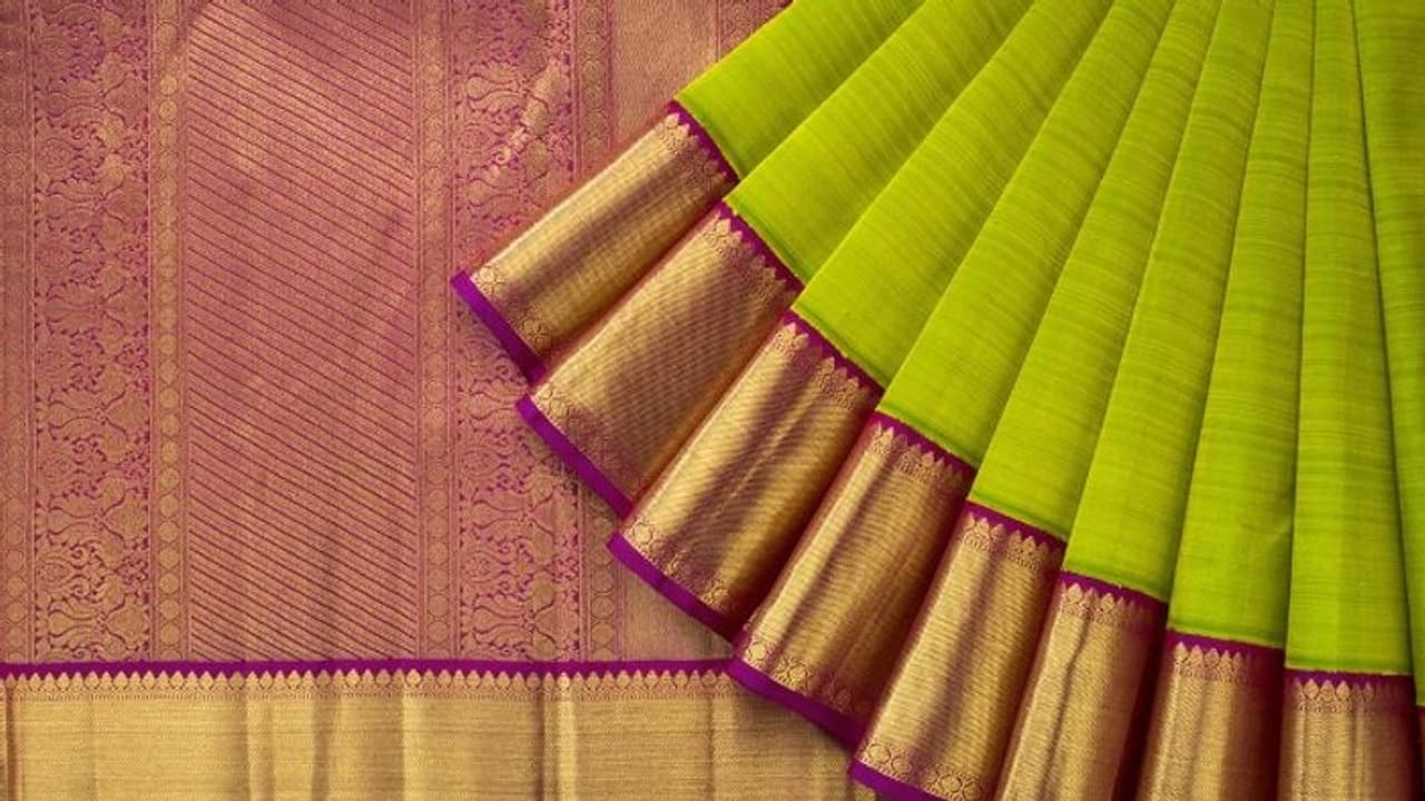 ഭഗവതിക്ക് ഭക്തൻ സമർപ്പിച്ച പട്ടുപുടവ പെൺസുഹൃത്തിന് നൽകി ദേവസ്വം ഓഫീസർ ഭഗവതിക്ക് ഭക്തൻ സമർപ്പിച്ച പട്ടുപുടവ പെൺസുഹൃത്തിന് നൽകി ദേവസ്വം ഓഫീസർ