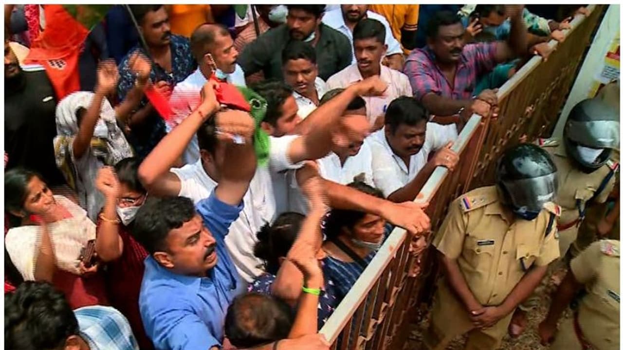 K Rail : കെ റെയിൽ സമരക്കാർക്കെതിരെ പൊലീസ് നടപടി, ചങ്ങനാശ്ശേരിയിൽ നാളെ ഹർത്താൽ; സ്റ്റേഷന് മുന്നിലും പ്രതിഷേധം K Rail : കെ റെയിൽ സമരക്കാർക്കെതിരെ പൊലീസ് നടപടി, ചങ്ങനാശ്ശേരിയിൽ നാളെ ഹർത്താൽ; സ്റ്റേഷന് മുന്നിലും പ്രതിഷേധം