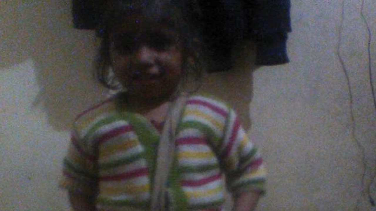 इंदौर में बालकनी से सड़क पर गिरी 3 साल की बच्ची की मौत, बड़ी बहन के साथ खेलते वक्त खिलौना लेने दौड़ी थी इंदौर में बालकनी से सड़क पर गिरी 3 साल की बच्ची की मौत, बड़ी बहन के साथ खेलते वक्त खिलौना लेने दौड़ी थी