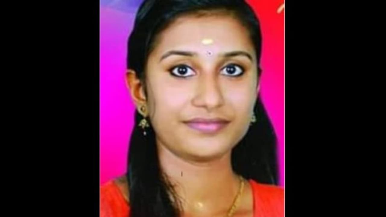 മീഡിയ വൺ കണ്ണൂർ ബ്യൂറോ ക്യാമറാമാൻ വി വി ഷിജിത്തിന്റെ ഭാര്യ അന്തരിച്ചു മീഡിയ വൺ കണ്ണൂർ ബ്യൂറോ ക്യാമറാമാൻ വി വി ഷിജിത്തിന്റെ ഭാര്യ അന്തരിച്ചു