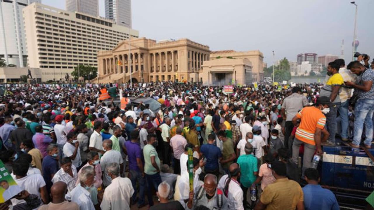 கடுமையான விலை உயர்வு.. வெடித்த மக்கள் போராட்டம்.. பதவி விலகக்கோரி அதிபர் உருவபடம் எரிப்பு..