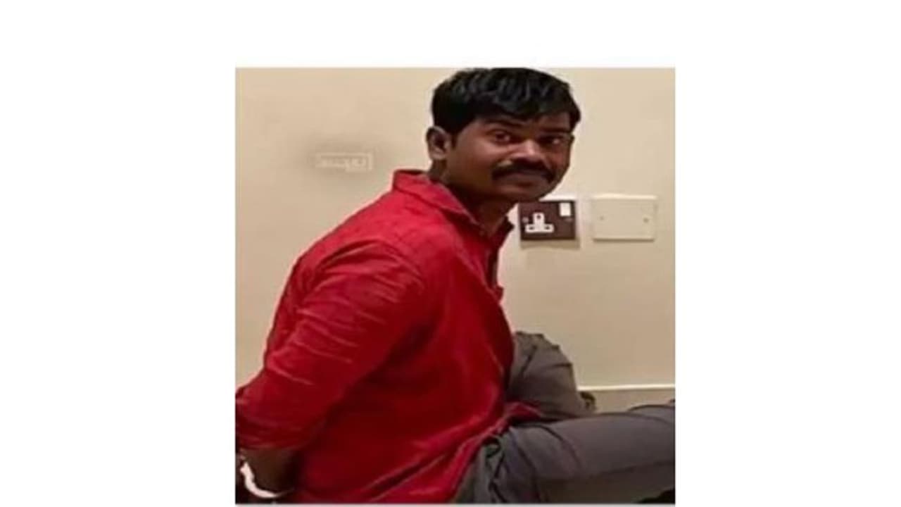 കൊലപാതക കേസില് പ്രതിയായ പ്രവാസി ആത്മഹത്യ ചെയ്തത് എംബസി ഉദ്യോഗസ്ഥര് കാണാനെത്തി മണിക്കൂറുകള്ക്കകം കൊലപാതക കേസില് പ്രതിയായ പ്രവാസി ആത്മഹത്യ ചെയ്തത് എംബസി ഉദ്യോഗസ്ഥര് കാണാനെത്തി മണിക്കൂറുകള്ക്കകം