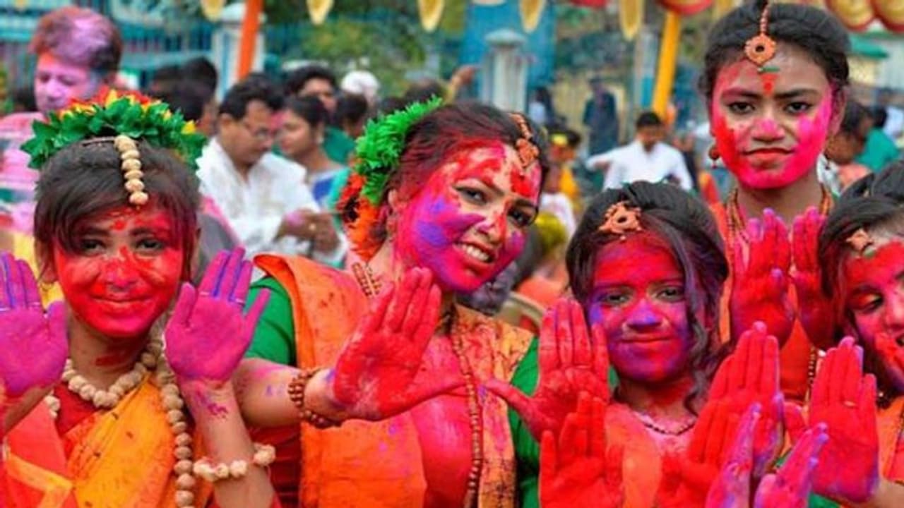 দোলের সকালে ঘন কুয়াশায় ঢাকল রাজ্যের জেলা, ঘূর্ণীঝড় নিয়ে কী বলছে হাওয়া অফিস দোলের সকালে ঘন কুয়াশায় ঢাকল রাজ্যের জেলা, ঘূর্ণীঝড় নিয়ে কী বলছে হাওয়া অফিস