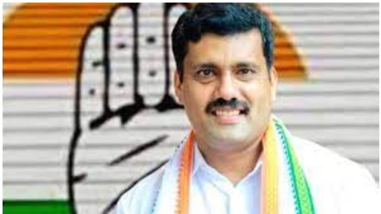 മണ്ണിലിറങ്ങി അടി വാങ്ങുന്നവരെ രാജ്യസഭ പോയിട്ട് പഞ്ചായത്തില് പോലും പരിഗണിക്കില്ലെന്ന് റിജില് മാക്കുറ്റി മണ്ണിലിറങ്ങി അടി വാങ്ങുന്നവരെ രാജ്യസഭ പോയിട്ട് പഞ്ചായത്തില് പോലും പരിഗണിക്കില്ലെന്ന് റിജില് മാക്കുറ്റി