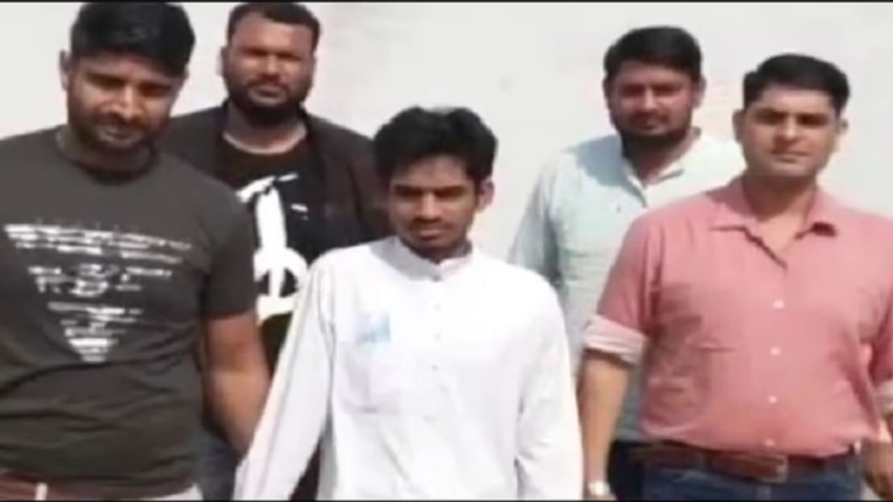 लश्कर ए तैयबा से जुड़े इनामुल ने रिमांड में किए कई खुलासे, इंटरनेट कॉल के जरिए होता था आतंकियों से संपर्क लश्कर ए तैयबा से जुड़े इनामुल ने रिमांड में किए कई खुलासे, इंटरनेट कॉल के जरिए होता था आतंकियों से संपर्क