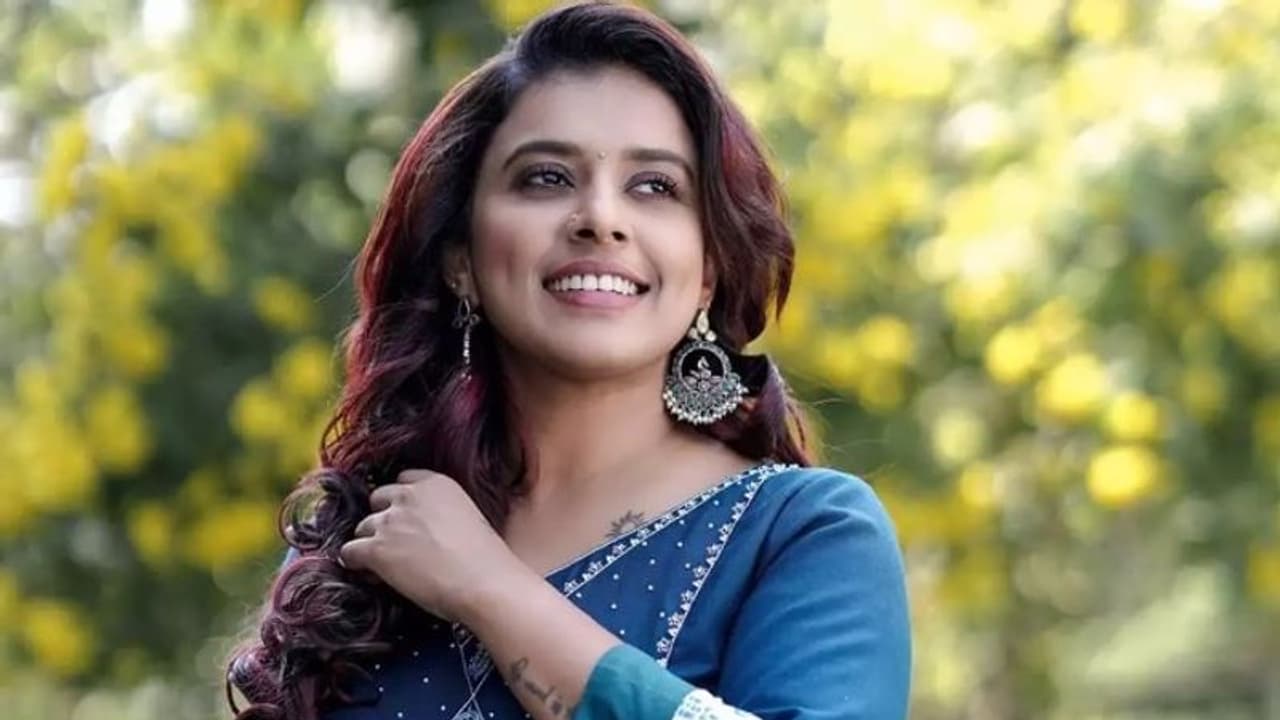 'കഠിനാധ്വാനം, ഉറക്കമില്ലാത്ത രാത്രികൾ, മേക്കപ്പിന്റെയും വിയർപ്പിന്റെയും ഗന്ധം'; സിത്താര പറയുന്നു 'കഠിനാധ്വാനം, ഉറക്കമില്ലാത്ത രാത്രികൾ, മേക്കപ്പിന്റെയും വിയർപ്പിന്റെയും ഗന്ധം'; സിത്താര പറയുന്നു