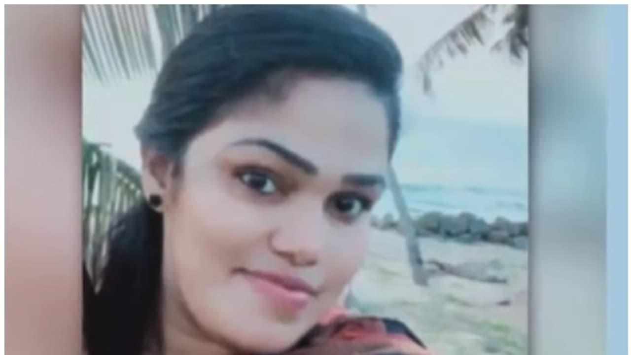 കൊടുങ്ങല്ലൂരില് യുവാവിന്റെ വെട്ടേറ്റ യുവതി മരിച്ചു; ശരീരത്തില് 30 ല് അധികം മുറിവുകള്, പ്രതി ഒളിവില് കൊടുങ്ങല്ലൂരില് യുവാവിന്റെ വെട്ടേറ്റ യുവതി മരിച്ചു; ശരീരത്തില് 30 ല് അധികം മുറിവുകള്, പ്രതി ഒളിവില്