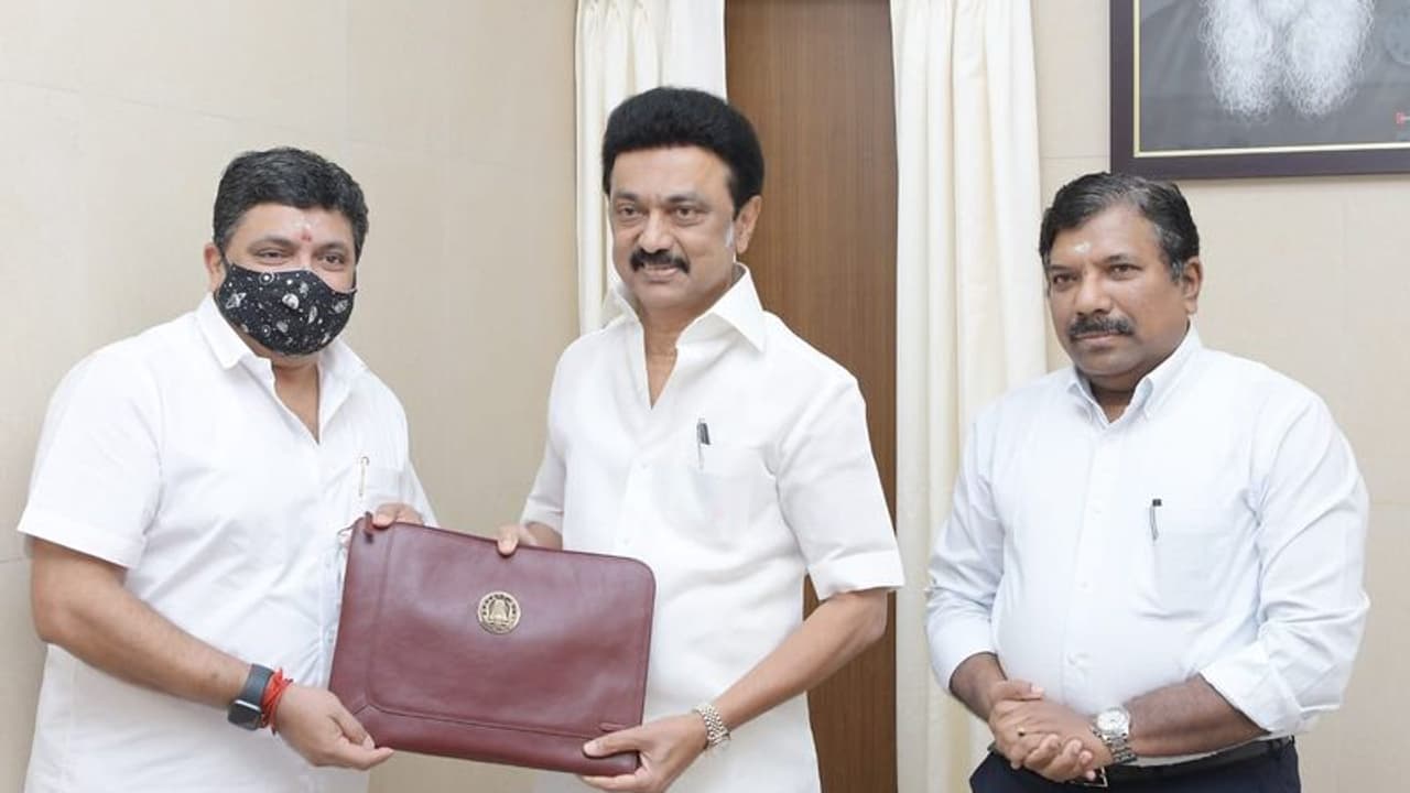 இவ்வளவு நெருக்கடியிலும் இப்படி ஒரு பட்ஜெட்டா..? எப்பா .. பிடிஆரை தலையில் தூக்கி வைத்து கொண்டாடிய ஸ்டாலின்.