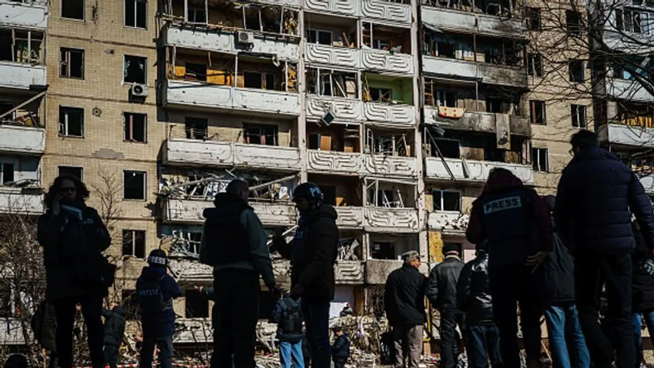 Ukraine refuses to surrender port city Mariupol as Russia warns of humanitarian 'catastrophe' Ukraine refuses to surrender port city Mariupol as Russia warns of humanitarian 'catastrophe'