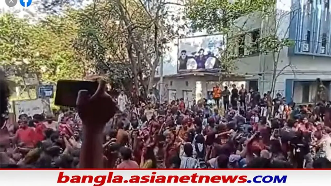 দোলে ‘রঙ রুটে’ যাদবপুর, ভাইরাল ভিডিও ঘিরে দানা বাঁধছে বিতর্ক দোলে ‘রঙ রুটে’ যাদবপুর, ভাইরাল ভিডিও ঘিরে দানা বাঁধছে বিতর্ক