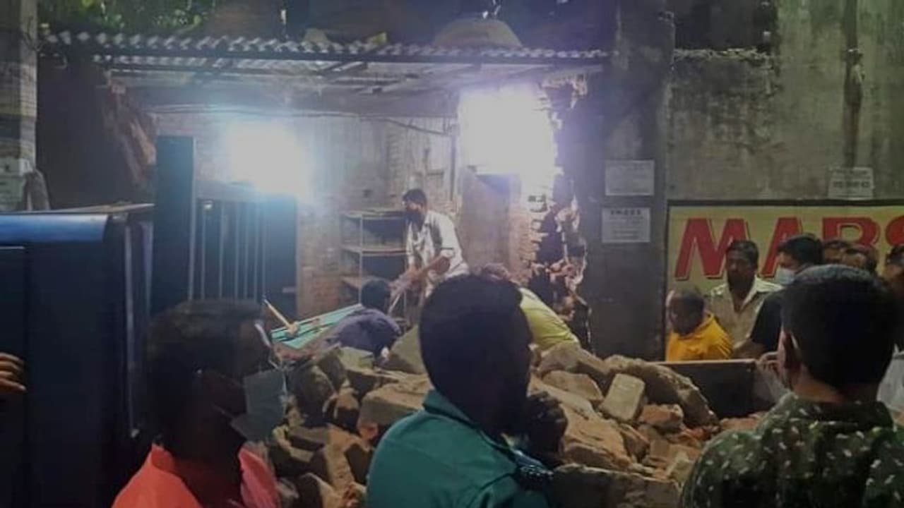 ফের বাংলাদেশে হিন্দু মন্দিরে ভাংচুর দোলপূর্ণিমার রাতেই পরিকল্পিত হামলা, আহত ৩ ফের বাংলাদেশে হিন্দু মন্দিরে ভাংচুর দোলপূর্ণিমার রাতেই পরিকল্পিত হামলা, আহত ৩