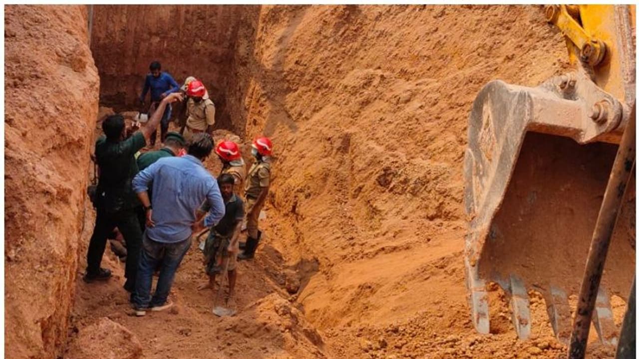 കളമശ്ശേരിയിൽ നിർമ്മാണത്തിനിടെ മണ്ണിടിഞ്ഞ് അപകടം; 7 പേർ കുടുങ്ങി, 3 പേരെ പുറത്തെടുത്തു