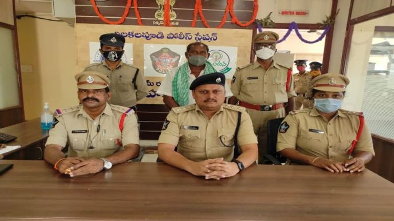 మహిళా వీవోఏ ఆత్మహత్య కేసులో వైసిపి నేత అరెస్ట్... అసలేం జరిగిందంటే..: పోలీసుల వివరణ మహిళా వీవోఏ ఆత్మహత్య కేసులో వైసిపి నేత అరెస్ట్... అసలేం జరిగిందంటే..: పోలీసుల వివరణ