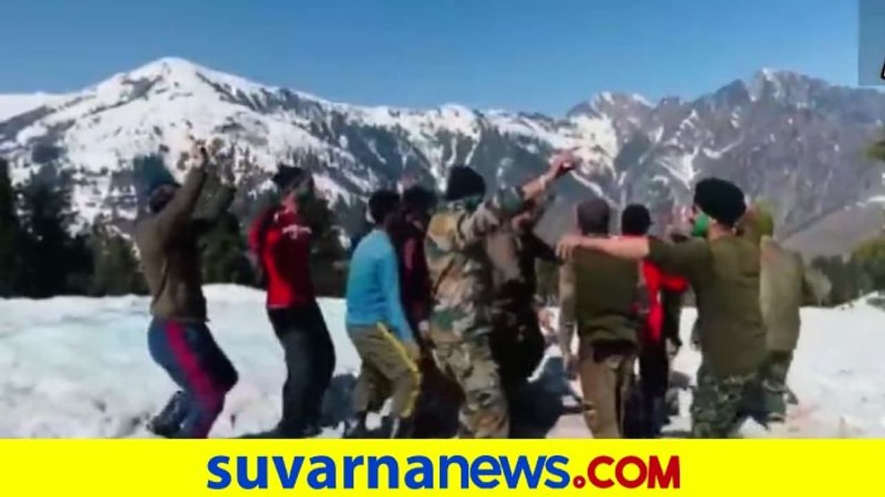 ತಾವಿದ್ದಲ್ಲೇ ಸಹೋದ್ಯೋಗಿಗಳೊಂದಿಗೆ ಸಂಭ್ರಮದ ಹೋಳಿ ಆಚರಿಸಿದ ಯೋಧರು