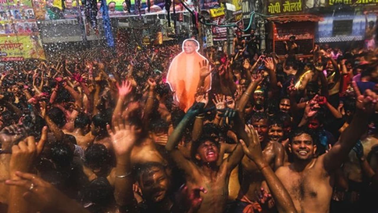 দোল উদযাপনে যোগীর গান বাজাতেই শুরু হিন্দু মুসলিম সংঘর্ষ, তুলকালাম আমরোহায় দোল উদযাপনে যোগীর গান বাজাতেই শুরু হিন্দু মুসলিম সংঘর্ষ, তুলকালাম আমরোহায়