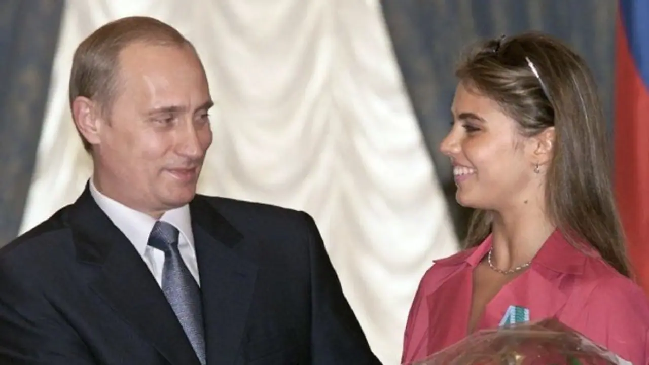 Russia Ukraine war: ತಾನೇ ಮಾಡಿಕೊಂಡ ಎಡವಟ್ಟು...ಪುಟಿನ್ಗೆ ಸೌಂದರ್ಯವರ್ಧಕ ಸಿಗುತ್ತಿಲ್ಲ! Russia Ukraine war: ತಾನೇ ಮಾಡಿಕೊಂಡ ಎಡವಟ್ಟು...ಪುಟಿನ್ಗೆ ಸೌಂದರ್ಯವರ್ಧಕ ಸಿಗುತ್ತಿಲ್ಲ!