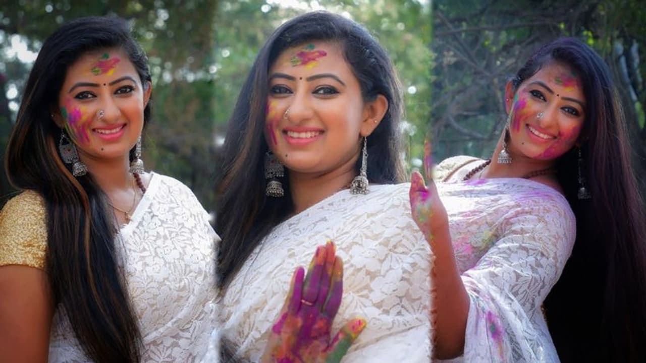 Latha Sangaraju : ഹോളിയില് കളറായി 'നീലക്കുയിൽ റാണി', തരംഗമായി ലതയുടെ ചിത്രങ്ങള് Latha Sangaraju : ഹോളിയില് കളറായി 'നീലക്കുയിൽ റാണി', തരംഗമായി ലതയുടെ ചിത്രങ്ങള്