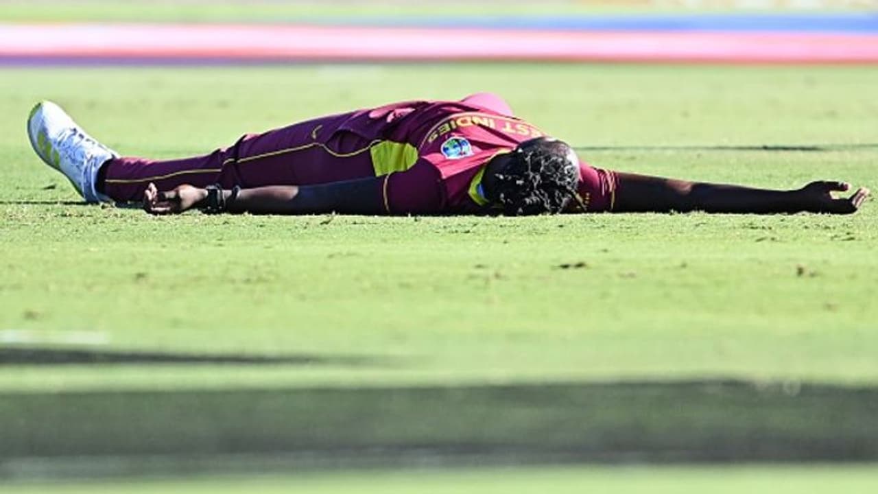 মাঠের মধ্য়েই সংজ্ঞা হারিয়ে পতন ক্যারিবিয়ান ক্রিকেটারের, নিয়ে যেতে হল সোজা হাসপাতালে মাঠের মধ্য়েই সংজ্ঞা হারিয়ে পতন ক্যারিবিয়ান ক্রিকেটারের, নিয়ে যেতে হল সোজা হাসপাতালে