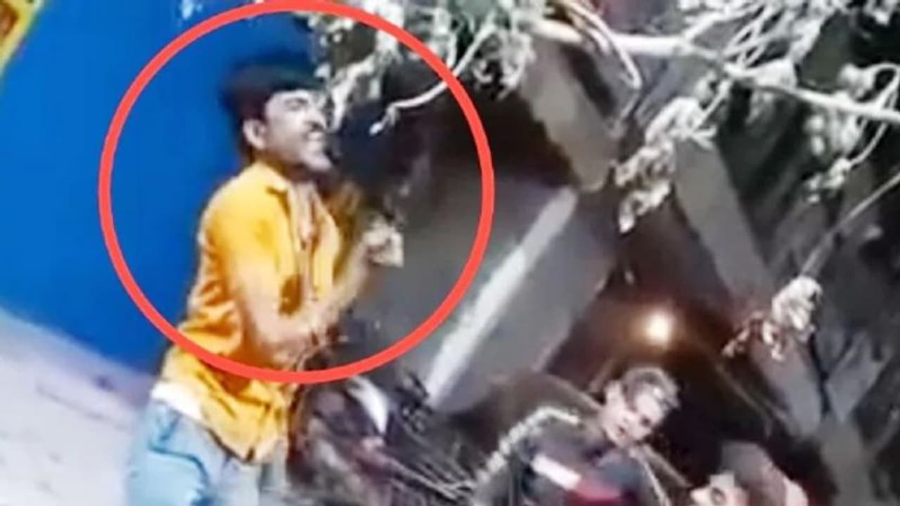 होली के जश्न में इस कदर डूबा युवक, डांस करते हुए अपने सीने में घोंपे चाकू, मौत का नाजरा देख खड़े हो गए रोंगटे होली के जश्न में इस कदर डूबा युवक, डांस करते हुए अपने सीने में घोंपे चाकू, मौत का नाजरा देख खड़े हो गए रोंगटे