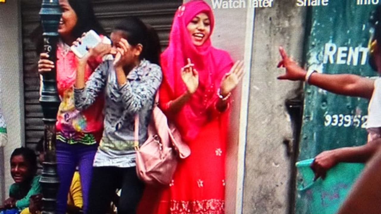 जब लड़कियों के ऊपर रंग डालने लड़कों ने घेरा, पहले वे गुस्सा हुईं, फिर हकीकत जान हंसते हुए भागीं देखें वीडियो जब लड़कियों के ऊपर रंग डालने लड़कों ने घेरा, पहले वे गुस्सा हुईं, फिर हकीकत जान हंसते हुए भागीं देखें वीडियो