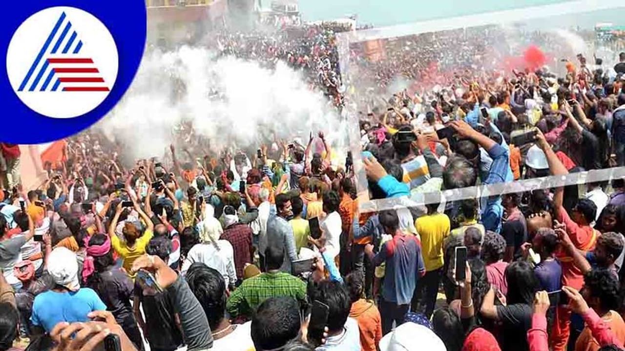 Manikarnika Ghat: ಇಲ್ಲಿ ಬಣ್ಣಗಳಿಂದಲ್ಲ, ಚಿತಾಭಸ್ಮದಿಂದ ಆಡುತ್ತಾರೆ ಹೋಳಿ! Manikarnika Ghat: ಇಲ್ಲಿ ಬಣ್ಣಗಳಿಂದಲ್ಲ, ಚಿತಾಭಸ್ಮದಿಂದ ಆಡುತ್ತಾರೆ ಹೋಳಿ!