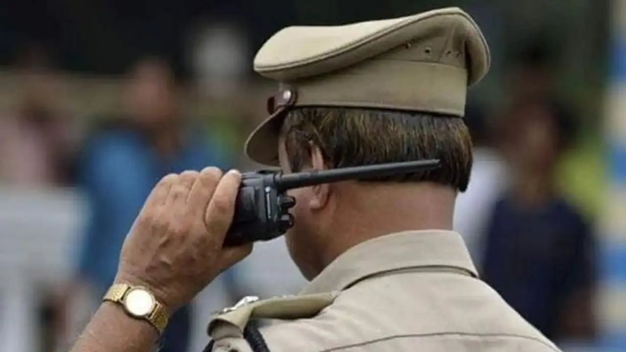 ఇక్కడ ఇలానే ఉంటుంది: పాతబస్తీలో పోలీసులతో ఎంఐఎం కార్పోరేటర్ సోహైల్ వాగ్వాదం ఇక్కడ ఇలానే ఉంటుంది: పాతబస్తీలో పోలీసులతో ఎంఐఎం కార్పోరేటర్ సోహైల్ వాగ్వాదం