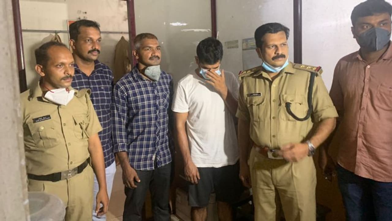 ഹാഷിഷ് ഓയിൽ, കൊക്കൈൻ, ലഹരി ഗുളികൾ; കോഴിക്കോട് 70 ലക്ഷം രൂപയുടെ ലഹരി വസ്തുക്കളുമായി യുവാവ് പിടിയിൽ ഹാഷിഷ് ഓയിൽ, കൊക്കൈൻ, ലഹരി ഗുളികൾ; കോഴിക്കോട് 70 ലക്ഷം രൂപയുടെ ലഹരി വസ്തുക്കളുമായി യുവാവ് പിടിയിൽ