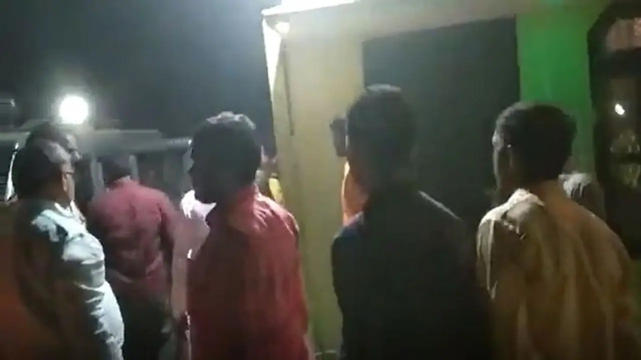 सपा विधायक के आवास पर पुलिस ने मारा छापा, 4 माह से ब्लॉक प्रमुख और उनकी पत्नी व बच्चों का किया गया था अपहरण सपा विधायक के आवास पर पुलिस ने मारा छापा, 4 माह से ब्लॉक प्रमुख और उनकी पत्नी व बच्चों का किया गया था अपहरण