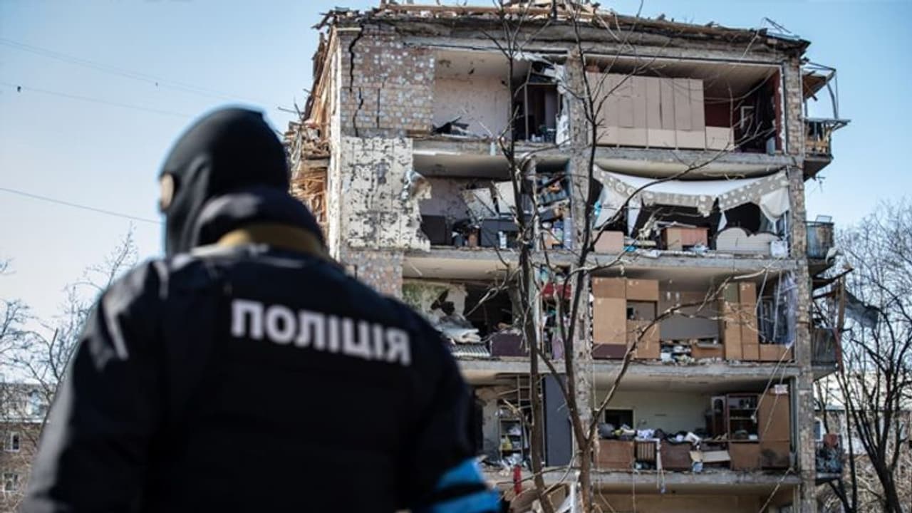 ‘சரணடையும் பேச்சுக்கே இடமில்லை’... ரஷ்யாவின் மிரட்டலுக்கு அஞ்சாமல் தில்லாக இறங்கி அடிக்கும் உக்ரைன்.! ‘சரணடையும் பேச்சுக்கே இடமில்லை’... ரஷ்யாவின் மிரட்டலுக்கு அஞ்சாமல் தில்லாக இறங்கி அடிக்கும் உக்ரைன்.!