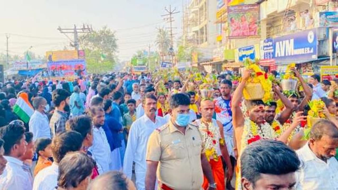 ஹிஜாப் போராட்ட களத்தில் முருகர் காவடி.. வழி விட்டு கண்ணியம் காத்த இஸ்லாமியர்கள்.. இதுதான் பண்பட்ட தமிழ்நாடு. ஹிஜாப் போராட்ட களத்தில் முருகர் காவடி.. வழி விட்டு கண்ணியம் காத்த இஸ்லாமியர்கள்.. இதுதான் பண்பட்ட தமிழ்நாடு.