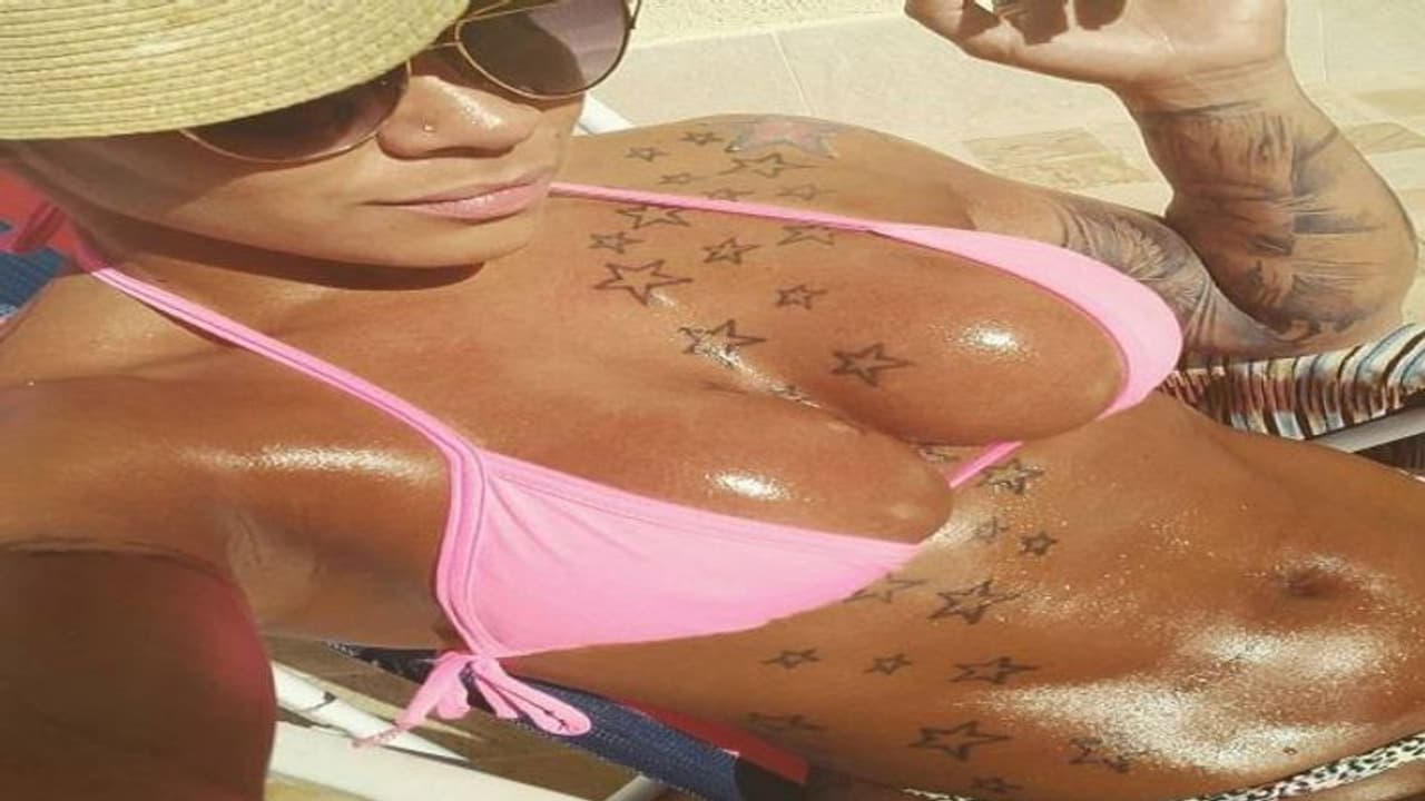 महिला पुलिस अधिकारी ने छुट्टियों के दौरान सोशल मीडिया पर पोस्ट की हॉट तस्वीरें, विभाग ने किया बर्खास्त महिला पुलिस अधिकारी ने छुट्टियों के दौरान सोशल मीडिया पर पोस्ट की हॉट तस्वीरें, विभाग ने किया बर्खास्त