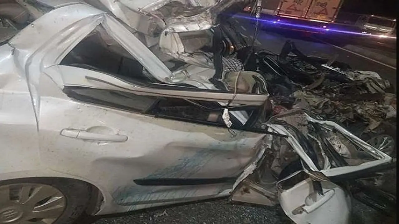 इटावा में हाईवे पर टैंकर और कार में टक्कर, पिता पुत्री और चालक की हुई मौत इटावा में हाईवे पर टैंकर और कार में टक्कर, पिता पुत्री और चालक की हुई मौत
