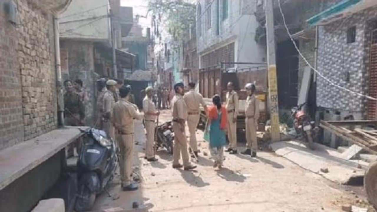 सपाइयों ने रोका भाजपा समर्थकों का जुलूस, डीजे पर बज रहे गाने को लेकर हुआ जमकर हंगामा सपाइयों ने रोका भाजपा समर्थकों का जुलूस, डीजे पर बज रहे गाने को लेकर हुआ जमकर हंगामा